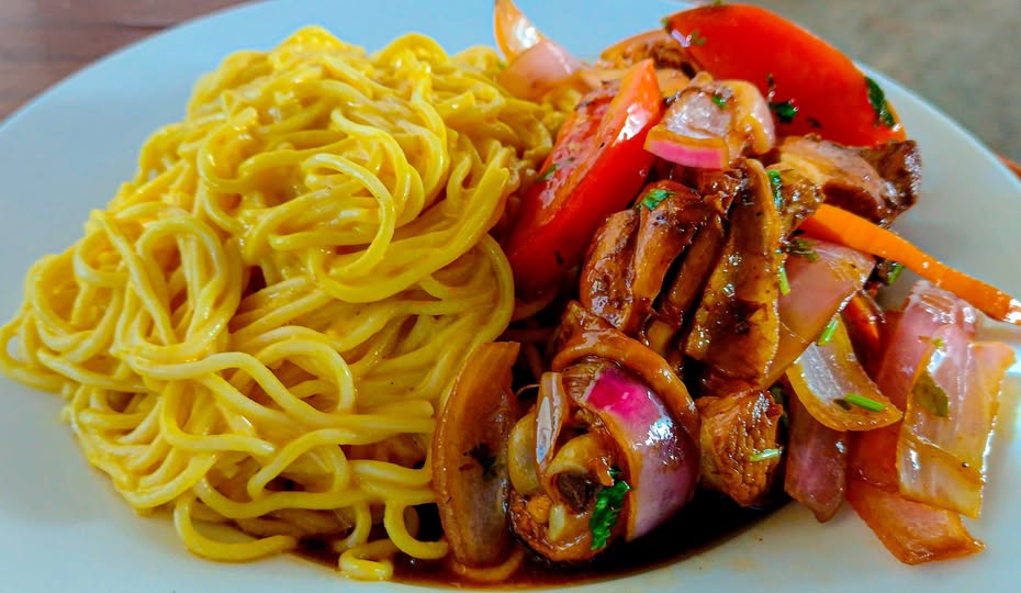 TALLARINES HUANCAINA C/SALTADO DE POLLO